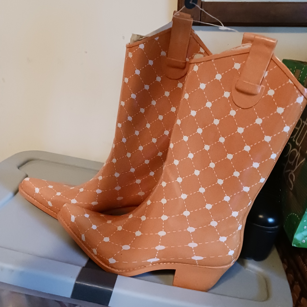 Stylish Tan Patterned Women's Winter Boots - Picture 2 of 5
